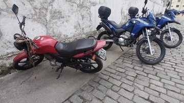 Fato ocorreu na manhã da última quinta-feira (10) GCM de Santos recupera moto furtada durante patrulhamento Moto recuperada junto de outras duas motos da GCM de Santos - Prefeitura de Santos