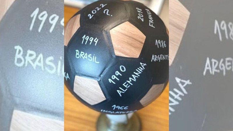 Todas as bolas estarão à venda no local Museu Pelé recebe exposição de bolas de futebol pintadas por artistas Uma das bolas da exposição Ball Art - Reprodução/Instagram Ball Art