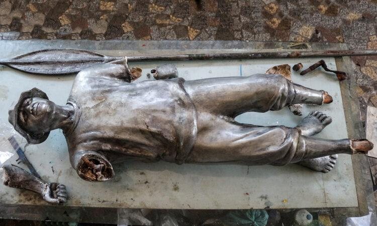 Secretaria de Turismo da cidade foi acionada e está fazendo estudos para o restauro das obras Esculturas sofrem vandalismo em Itanhaém Escultura de pescador apoiada em cima de mesa com avarias nos pés e ambas as mãos descoladas do restante da obra - Prefeitura de Itanhaém