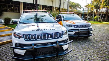 Na última segunda-feira (2), a Prefeitura de Bertioga cedeu uma nova viatura para a Polícia Militar Novos Jeeps da polícia militar de Bertioga Dois carros jeeps com a logo da policia militar - Imagem: Denise Calazans