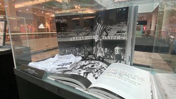 Peças que remetem à história de Pelé também estão presentes na exposição Exposição e caminhada turística pela orla celebram aniversário de Santos Réplica de camisa do Santos e livro sobre Pelé - Divulgação/Prefeitura de Santos
