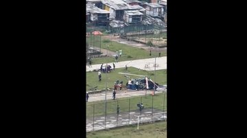 Moradores resgatando piloto e tripulante do helicóptero Helicóptero cai em favela de São Paulo; vídeo - Imagem: Reprodução / Redes Sociais