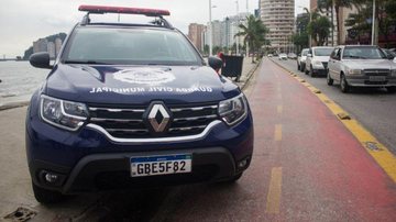 Indivíduo foi conduzido ao 1º Distrito Policial (DP), ficando à disposição das autoridades GCM de São Vicente Carro preto da GCM - Divulgação
