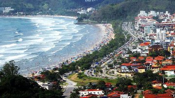 Apenas três locais em Ubatuba estão com bandeira vermelha da Cetesb Litoral Norte de SP tem apenas três locais impróprios para banho Praia em Ubatuba vista do alto - Prefeitura de Ubatuba