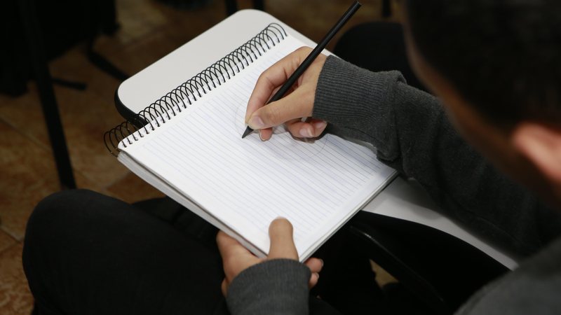Encerramento da Jornada Empreendedora será em 8 de novembro e conta com 300 vagas Aluno do Camp Aluno sentado na carteira e escrevendo em um caderno - Divulgação