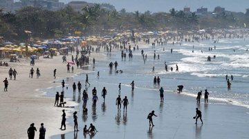 Praias devem ficar lotadas no feriado em Ubatuba, SP Ubatuba prevê 85% de ocupação hoteleira no feriado praia lotada - Foto: PMU