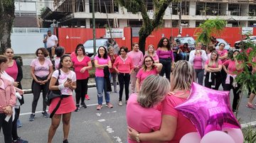 Caminhada começou na sede da Casa do Educador, no Centro da cidade e foi finalizada no Mirante da Campina, no Morro do Maluf Mulheres em Outubro Rosa Mulheres de rosa reunias em prol do Outubro Rosa - Divulgação