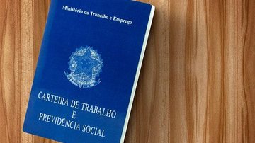 Currículos devem ser enviados até sexta-feira, dia 16 de dezembro Ubatuba está com 60 vagas de emprego para novo supermercado Carteira de Trabalho física - Reprodução