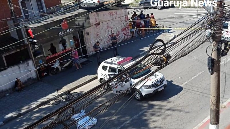 Local do acidente após o atropelamento Ciclista morre atropelada por caminhão em Guarujá Viatura da PM em local de atropelamento de ciclista em Guarujá - Imagem: Reprodução / Guarujánews@facebook