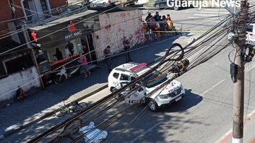 Local do acidente após o atropelamento Ciclista morre atropelada por caminhão em Guarujá Viatura da PM em local de atropelamento de ciclista em Guarujá - Imagem: Reprodução / Guarujánews@facebook