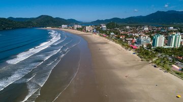 Sinal verde nas praias de Bertioga para aquele banho de mar refrescante! Veja como está a balneabilidade das praias de Bertioga Praia de Bertioga vista do alto - Prefeitura de Bertioga