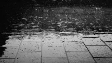 As correntezas formadas por inundações costumam ser pesadas e violentas Veja o que fazer quando se deparar com uma inundação Chuva caindo em calçada - Pixabay