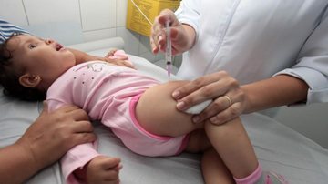 Imunizante Pfizer Baby será disponibilizado nas policlínicas Covid-19: vacinação de bebês com comorbidades começa nesta segunda (21) em Santos Bebê recebendo dose de vacina - Divulgação/Prefeitura de Santos