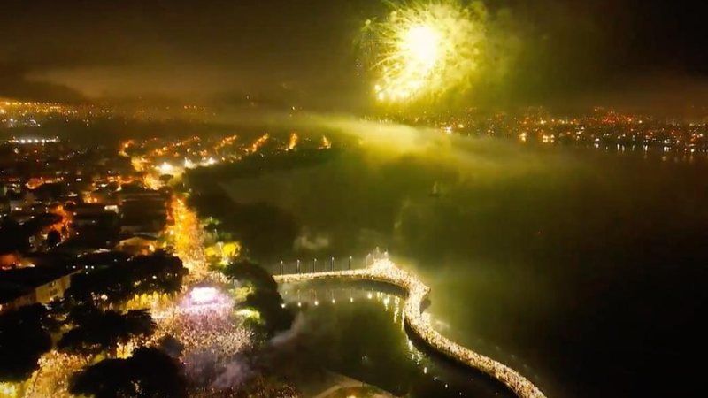 Local teve apresentações musicais no lounge do Píer e na Praça da Independência em 31 de dezembro Queima de fogos Queima de fogos em um píer em Cubatão - Divulgação