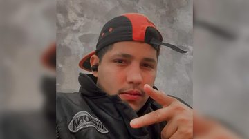 Alisson perdeu o controle da moto Motociclista sofre acidente no litoral Alison com uma jaqueta preta e boné preto com laranja - Reprodução/Redes Sociais
