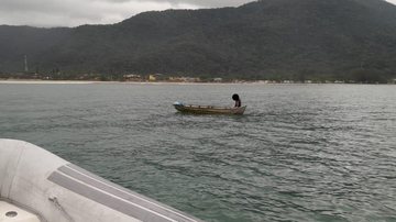 Apreensão ocorreu na quarta-feira (9), na praia da Lagoinha. Uma rede de 200 metros e a embarcação foram apreendidas Homem é preso por pesca ilegal em Ubatuba barco no mar - Foto: Polícia Ambiental