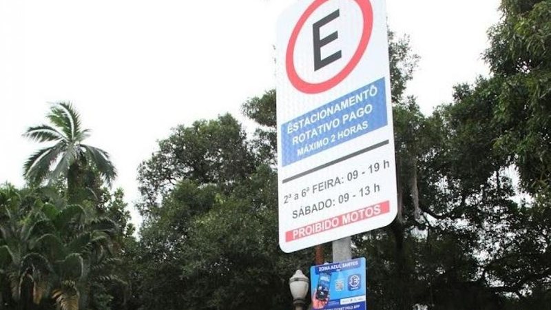 A via, assim como outras próximas nas quais já funciona o sistema rotativo, conta com uma série de estabelecimentos comérciais e serviços Zona Azul em Santos Placa que indica o local da zona azul em Santos - Prefeitura de Santos