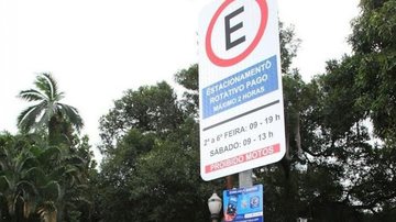 A via, assim como outras próximas nas quais já funciona o sistema rotativo, conta com uma série de estabelecimentos comérciais e serviços Zona Azul em Santos Placa que indica o local da zona azul em Santos - Prefeitura de Santos