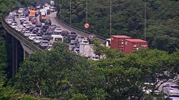 Rodovia dos Imigrantes, na altura de Cubatão, tem filas no sentido São Paulo RODOVIA IMIGRANTES KM 50 Fila de carros nas quatro faixas da pista de subida da Imigrantes - Ecovias