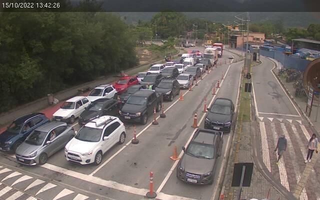 No momento está garoando na região Travessia Ilhabela-São Sebastião Carros na fila da balsa de ILhabela - Reprodução/DH