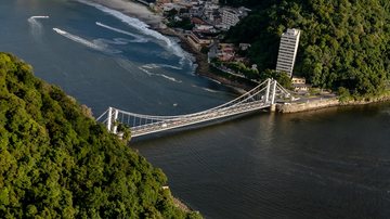 Cartão postal da cidade, Ponte Pênsil é uma das obras de engenharia mais antigas do Brasil Ponte Pênsil, São Vicente/SP Vista aérea Ponte Pênsil, São Vicente/SP - Wikipédia