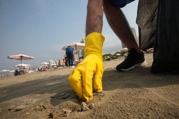 Equipes foram divididas em três para o recolhimento do lixo do 'feriadão' (Proclamação da República) Lixo recolhido da praia Lixo sendo recolhido da praia - Reprodução