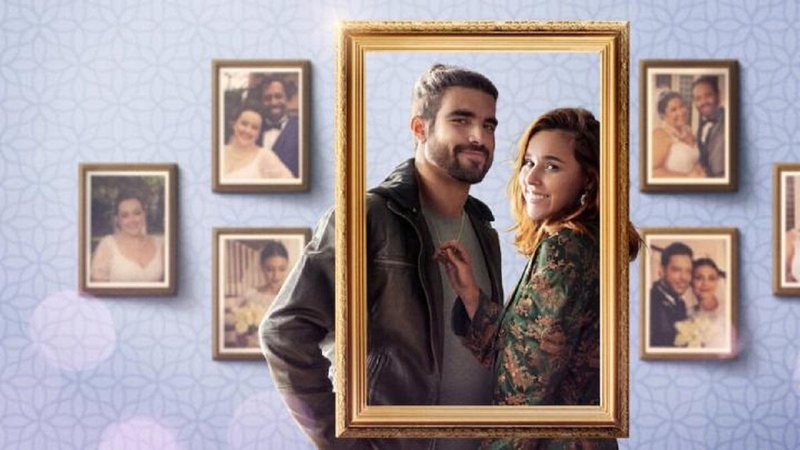 Filme chegou ao top 10 de 68 países e territórios diferentes Esposa de Aluguel Homem e mulher com uma moldura de quadro em volta e outros quadros de casamento atrás do casal - Divulgação