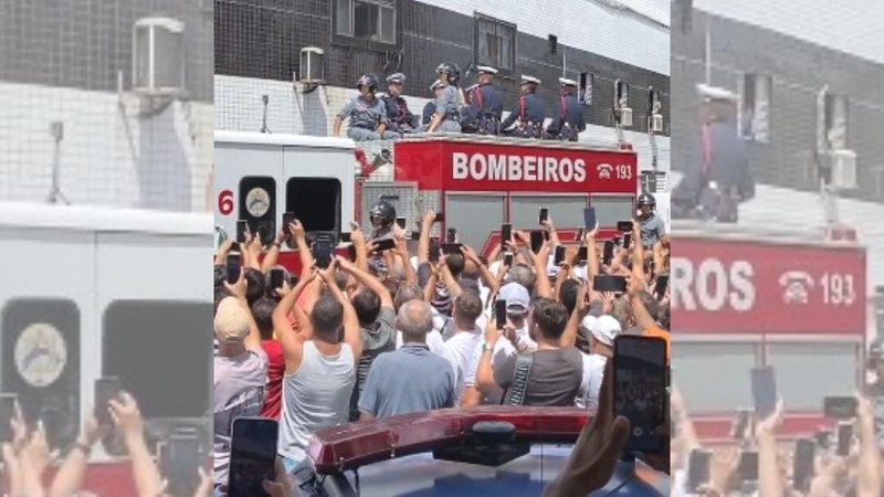 Fãs se despedem do Rei do Futebol nas ruas de Santos Corpo de Pelé deixa a Vila Belmiro | VÍDEO Carro de Bombeiros com corpo de Pelé sai da Vila Belmiro - Reprodução/Twitter da Prefeitura de Santos