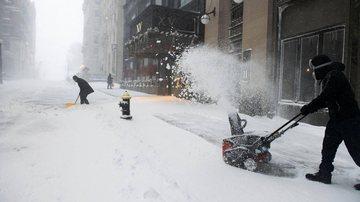 Americanos sofreram com nevasca histórica no fim de 2022 NEVASCA NOS EUA Pessoa retira neve acumulada da rua nos Estados Unidos - Agência Folha
