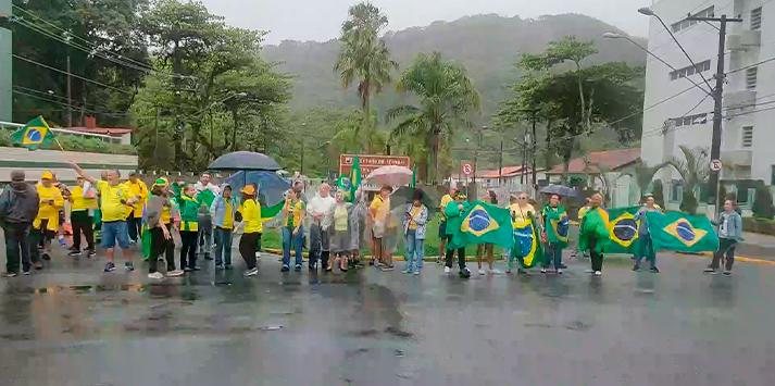 Grupo apoiador do presidente da república derrotado nas urnas não aceita o resultado das Eleições 2022 e protesta contra Lula Protesto em Praia Grande - Reprodução FaceBook