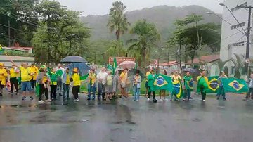 Grupo apoiador do presidente da república derrotado nas urnas não aceita o resultado das Eleições 2022 e protesta contra Lula Protesto em Praia Grande - Reprodução FaceBook