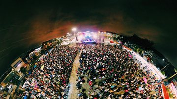A marcha é uma realização do Conselho de Ministros e Pastores Evangélicos do Guarujá Marcha para Jesus Guarujá Imagem aérea de um show da Marcha Para Jesus - Divulgação/Prefeitura de Guarujá