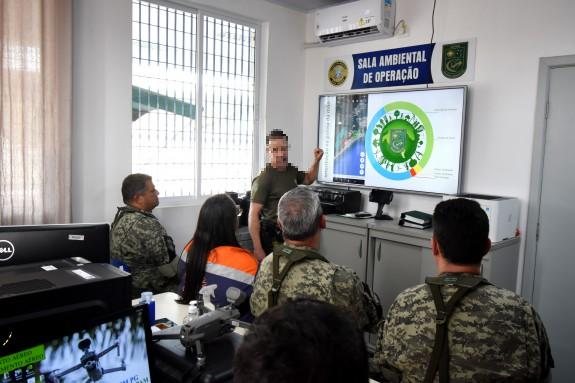 Grupos vieram de outras cidades do litoral paulista e foram apreendidos por autoridades Sala de Operação da Guarda Ambiental Pessoas reunidas na sala operacional da Guarda Ambiental de PG - Divulgação
