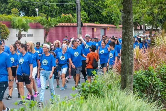 A quinta edição acontece em 19 de janeiro, em Praia Grande Caminhada dos Emancipadores Pessoas caminhando com camiseta azul - Divulgação