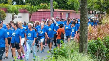 A quinta edição acontece em 19 de janeiro, em Praia Grande Caminhada dos Emancipadores Pessoas caminhando com camiseta azul - Divulgação