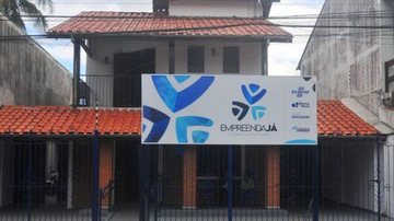 Banco do Povo faz parte do Empreenda Já, um programa de fomento a empreendedores em Caraguatatuba Banco do Povo de Caraguatatuba empresta mais de R$ 1,8 milhão a pequenos empreendedores em 2022 Sobrado com placa escrito ''empreenda já'' na frente - Imagem: Divulgação / Prefeitura de Caraguatatuba