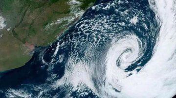 Ciclone está para se formar entre a costa do Uruguai e da Argentina, na região da Bacia do Prata Climatologista explica ciclone no Atlântico Sul e possíveis efeitos no litoral de SP Imagem de satélite de ciclone no Atlântico Sul - Reprodução/Satélite NOAA/ND