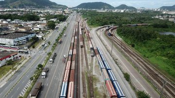 Avenida Perimetral, em Guarujá Avenida - Perseguição a carreta misteriosa em SP termina com descoberta de fundo falso abarrotado de cocaína Imagem aérea Avenida Perimetral em Guarujá - Imagem: Divulgação / Prefeitura de Guarujá