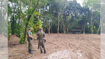 Os autores foram conduzidos à Central de Polícia Judiciária e responderão pelos crimes contra o meio ambiente Guarda Ambiental flagra construções irregulares e desmatamento em Praia Grande Agentes da Guarda Ambiental de Praia Grande em ação - Imagem ilustrativa/Prefeitura de Praia Grande