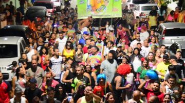 Caraguatatuba terá um total de 20 blocos carnavalescos, espalhados pelo município Inscrições para os Blocos de Rua para o Carnaval de Caraguatatuba vão até terça-feira (31) Bloco de rua desfilando - Divulgação/Prefeitura de Caraguatatuba