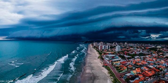 Formação de tempestade raríssima foi registrada em praia de Itanhaém (SP) Nuvem rara no litoral de SP - Foto: Nicolas Schukkel