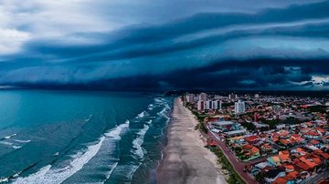 Formação de tempestade raríssima foi registrada em praia de Itanhaém (SP) Nuvem rara no litoral de SP - Foto: Nicolas Schukkel