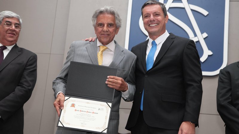 Beto Mansur ressaltou que o objetivo de todos é melhorar a cidade BETO MANSUR E ROGÉRIO SANTOS Beto Mansur recebe o diploma das mãos de Rogério Santos - Comunicação Prefeitura Municipal de Santos