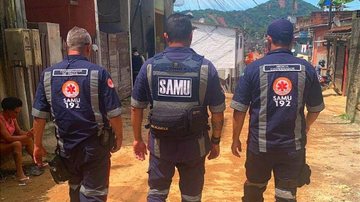 A equipe do SAMU de São Vicente ficou concentrada na Vila do Sahy, a região mais afetada pelas chuvas Equipe do SAMU de São Vicente relata cenário de "guerra" em São Sebastião Equipe do SAMU de São Vicente na Vila Sahy, em São Sebastião - Prefeitura de São Vicente