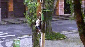 Suspeito foi flagrado por câmeras de segurança da prefeitura Roubos de fios em Santos - Divulgação PMS