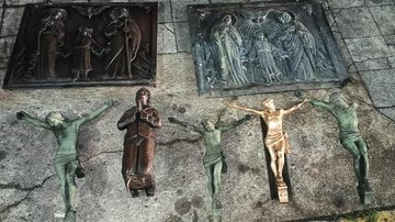 Dupla furtou de cinco estatuetas e duas placas de bronze de túmulos do cemitério do Paquetá Após furto de peças de bronze de cemitério, dupla é presa pela GCM de Santos Placas e estatuetas de bronze recuperadas após furto no cemitério do Paquetá em Santos - Divulgação/Prefeitura de Santos
