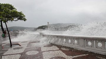 Há possibilidade de alagamentos nos períodos de maré elevada, além de impactos nas estruturas urbanas costeiras Santos: previsão do tempo indica chuvas fortes e maré elevada para os próximos dias Ressaca em Santos - Prefeitura de Santos