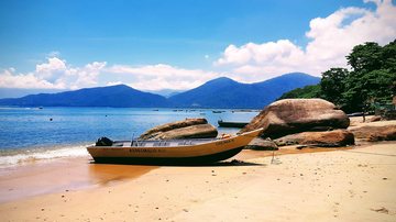 Praia de Picinguaba, em Ubatuba, é uma das que estão impróprias para banho Litoral Norte de SP tem 15 praias com bandeira vermelha da Cetesb Praia de Picinguaba, em Ubatuba, com barquinho na areia - Rodolfo Giglioli/Unsplash
