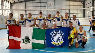 Equipe 58+ masculino foi campeã no Nacional de voleibol adaptado AABB vôlei adaptado Equipe posando para a foto - AABB Santos