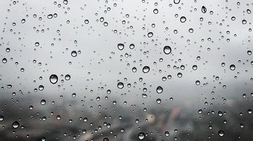 Houve acumulados de até 25 mm, cerca de 10% da média de chuva para o mês, em apenas dez minutos em Bertioga Bertioga: medição na praia de Guaratuba registrou 273 mm de chuva em apenas duas horas Janela de vidro com gotas de chuva - Imagem ilustrativa/Unsplash